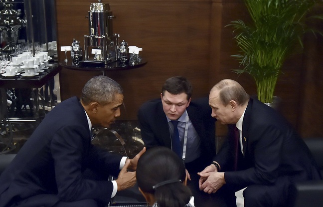 Le président américain, Barack Obama (G), discute avec son homologue russe, Vladimir Poutine (D), en aparté lors du sommet du G20 à Antalya (Turquie), le 15 novembre 2015. Le président américain, Barack Obama (G), discute avec son homologue russe, Vladimir Poutine (D), en aparté lors du sommet du G20 à Antalya (Turquie), le 15 novembre 2015.