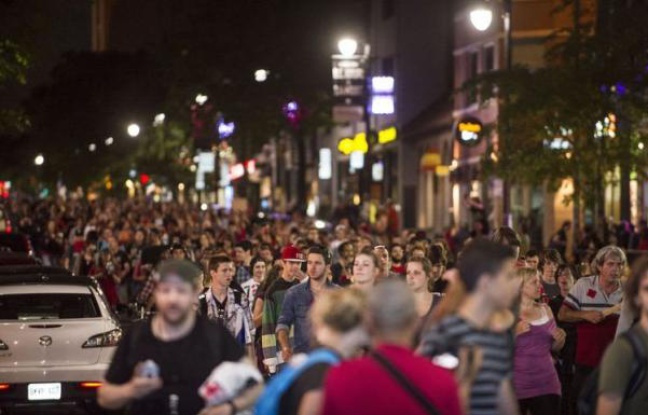 Une dizaine de milliers de manifestants, à pied, à vélo, en planche à roulette ou à rollers, ont traversé Montréal samedi soir d'ouest en est dans le vacarme assourdissant de milliers de casseroles, cornes de brume, sifflets et autres instruments similaires Une dizaine de milliers de manifestants, à pied, à vélo, en planche à roulette ou à rollers, ont traversé Montréal samedi soir d'ouest en est dans le vacarme assourdissant de milliers de casseroles, cornes de brume, sifflets et autres instruments similaires