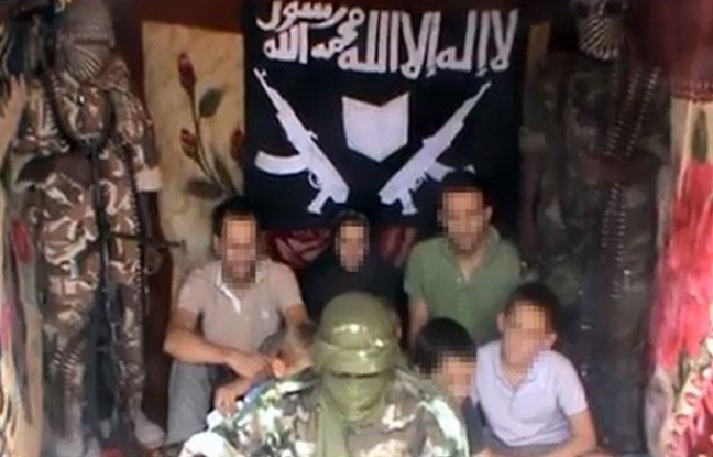 Image extraite d'une vidéo postée sur YouTube le 25 février 2013, montrant les sept otages français -quatre adultes et trois enfants- enlevés la semaine dernière au Cameroun. Image extraite d'une vidéo postée sur YouTube le 25 février 2013, montrant les sept otages français -quatre adultes et trois enfants- enlevés la semaine dernière au Cameroun.