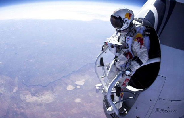 L'Autrichien Felix Baumgartner s'apprête à sauter depuis une altitude de 21.800 mètres, le 15 mars 2012.
L'Autrichien Felix Baumgartner s'apprête à sauter depuis une altitude de 21.800 mètres, le 15 mars 2012.