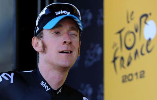 Le maillot jaune du Tour de France, Bradley Wiggins, s'est emporté dimanche après la 8e étape contre les comparaisons qui fleurissent sur les réseaux sociaux entre son équipe Sky et l'équipe US Postal de Lance Armstrong, sous-entendant du dopage. Le maillot jaune du Tour de France, Bradley Wiggins, s'est emporté dimanche après la 8e étape contre les comparaisons qui fleurissent sur les réseaux sociaux entre son équipe Sky et l'équipe US Postal de Lance Armstrong, sous-entendant du dopage.