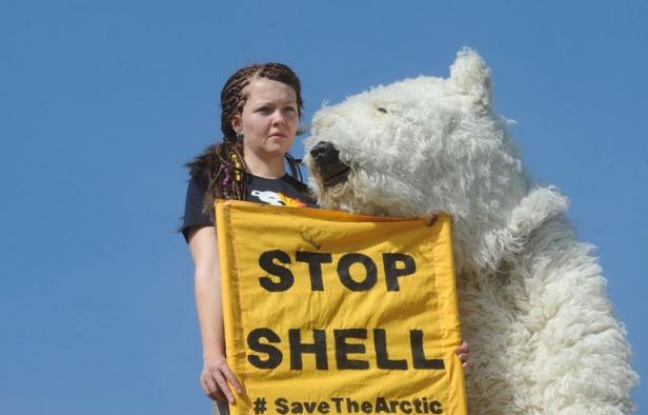 Le géant pétrolier anglo-néerlandais Royal Dutch Shell a été la cible jeudi de militants écologistes qui ont imité son site internet et mis en ligne une fausse vidéo pour dénoncer le forage du groupe dans l'Arctique. Le géant pétrolier anglo-néerlandais Royal Dutch Shell a été la cible jeudi de militants écologistes qui ont imité son site internet et mis en ligne une fausse vidéo pour dénoncer le forage du groupe dans l'Arctique.