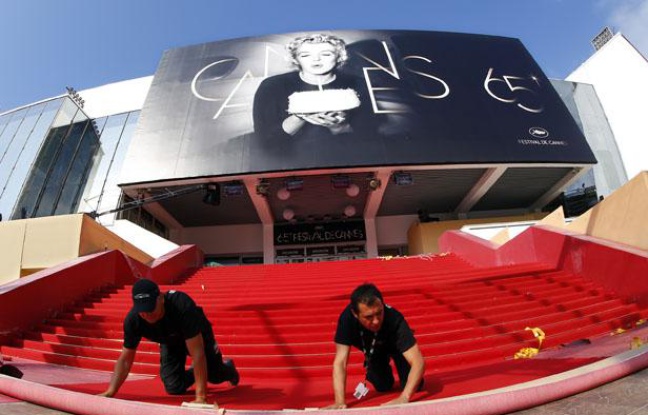 Installation du tapis rouge pour le coup d'envoi du 65e festival de Cannes, le 16 mai 2012. Installation du tapis rouge pour le coup d'envoi du 65e festival de Cannes, le 16 mai 2012.