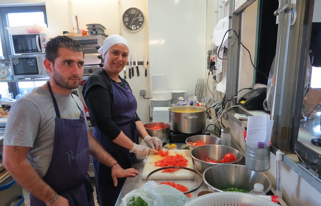 Faaeq et Haasna (de gauche à droite) s'activent dans les cuisines des Cuistots migrateurs. Faaeq et Haasna (de gauche à droite) s'activent dans les cuisines des Cuistots migrateurs.