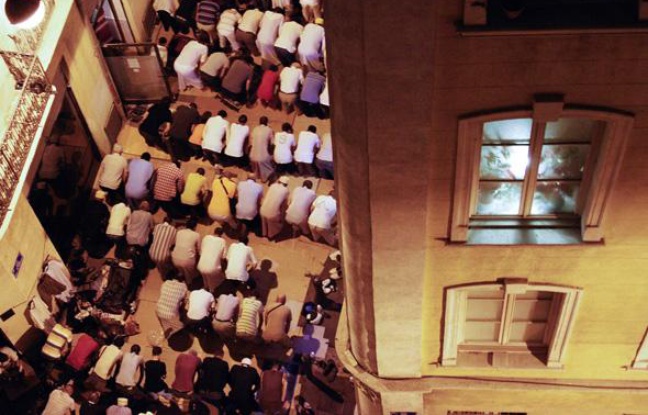La communauté musulmane de Marseille prie pendant le ramadan. La communauté musulmane de Marseille prie pendant le ramadan.