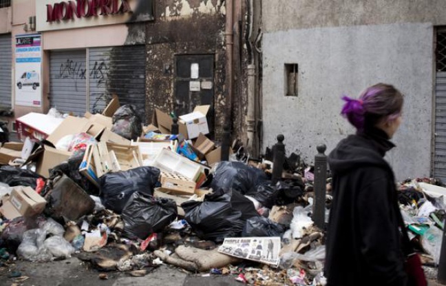 Les rues de la ville cumulent 8.000 tonnes de déchets, et environ 800 incendies de poubelles ont été recensés Les rues de la ville cumulent 8.000 tonnes de déchets, et environ 800 incendies de poubelles ont été recensés