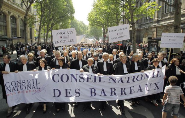 Des avocats manifestent à Paris pour une meilleure rémunération de le cadre de la réforme de la garde à vue, le 4 mai 2011. Des avocats manifestent à Paris pour une meilleure rémunération de le cadre de la réforme de la garde à vue, le 4 mai 2011.