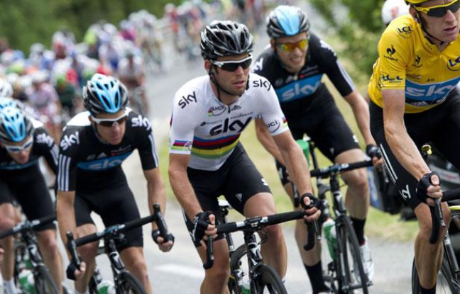 Le maillot jaune du Tour de France Bradley Wiggins devant le sprinteur de la Sky Mark Cavendish, le 20 juin 2012, à Brive. Le maillot jaune du Tour de France Bradley Wiggins devant le sprinteur de la Sky Mark Cavendish, le 20 juin 2012, à Brive.
