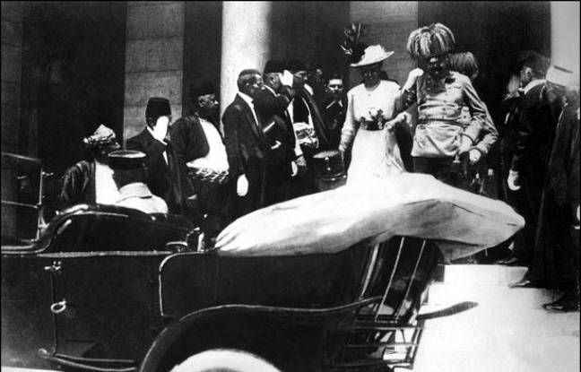 L'archiduc François-Ferdinand et son épouse, quelques minutes avant leur assassinat, le 28 juin 1914, à Sarajevo (Bosnie-Herzégovine). L'archiduc François-Ferdinand et son épouse, quelques minutes avant leur assassinat, le 28 juin 1914, à Sarajevo (Bosnie-Herzégovine).