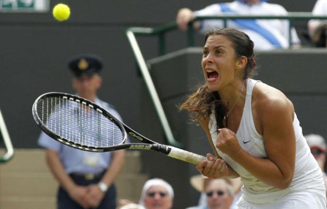 Marion Bartoli s'est qualifiée pour les quarts de finale de Wimbledon en éliminant la double tenante du titre Serena Williams, le 27 juin 2011. Marion Bartoli s'est qualifiée pour les quarts de finale de Wimbledon en éliminant la double tenante du titre Serena Williams, le 27 juin 2011.