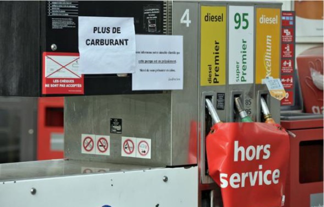 Seules six stations-service sur vingt-trois étaient ouvertes à Lyon hier. Seules six stations-service sur vingt-trois étaient ouvertes à Lyon hier.
