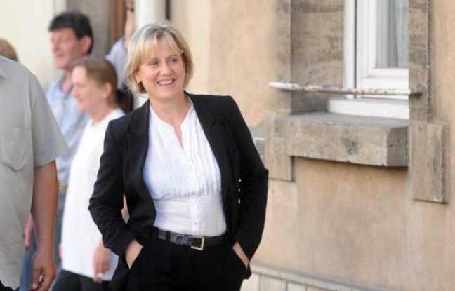 Nadine Morano arrive à son local de campagne de Neuves-Maison, en Meurthe-et-Moselle, le 17 juin 2012, jour du second tour des élections législatives. Nadine Morano arrive à son local de campagne de Neuves-Maison, en Meurthe-et-Moselle, le 17 juin 2012, jour du second tour des élections législatives.