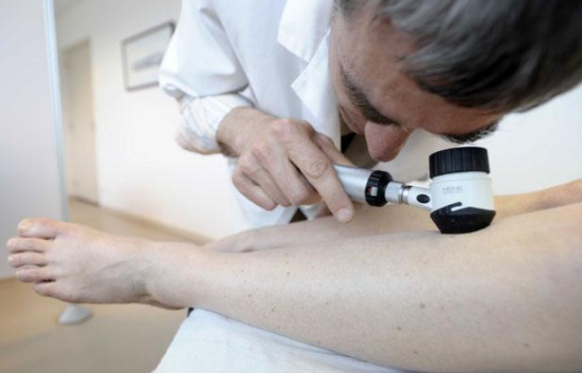 Un dermatologue examine un patient à Nantes avec son dermatoscope, lors de la 11e Journée de dépistage des cancers de la peau, en 2009.
Un dermatologue examine un patient à Nantes avec son dermatoscope, lors de la 11e Journée de dépistage des cancers de la peau, en 2009.