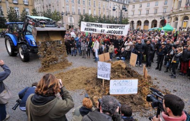 Environ 500 personnes selon la police, 3.000 à 3.500 selon les organisateurs, ont manifesté samedi à Rennes contre le projet de transfert de l'aéroport de Nantes à Notre-Dame-des-Landes, réclamant le maintien des terres agricoles et dénonçant le bétonnage et un "projet obsolète". Environ 500 personnes selon la police, 3.000 à 3.500 selon les organisateurs, ont manifesté samedi à Rennes contre le projet de transfert de l'aéroport de Nantes à Notre-Dame-des-Landes, réclamant le maintien des terres agricoles et dénonçant le bétonnage et un "projet obsolète".