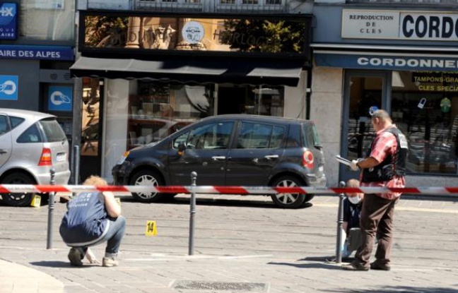 Des policiers sur les lieux du braquage survenu à Grenoble, le 10 août 2012. Des policiers sur les lieux du braquage survenu à Grenoble, le 10 août 2012.