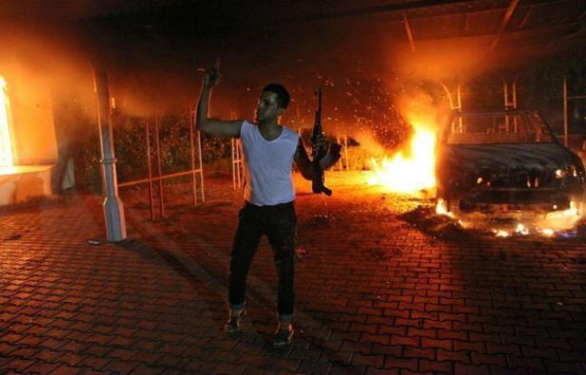 Un fonctionnaire américain a été tué mardi soir et un autre blessé dans une violente attaque du consulat américain à Benghazi dans l'est libyen par des hommes armés protestant contre un film offensant l'islam selon eux. Un fonctionnaire américain a été tué mardi soir et un autre blessé dans une violente attaque du consulat américain à Benghazi dans l'est libyen par des hommes armés protestant contre un film offensant l'islam selon eux.