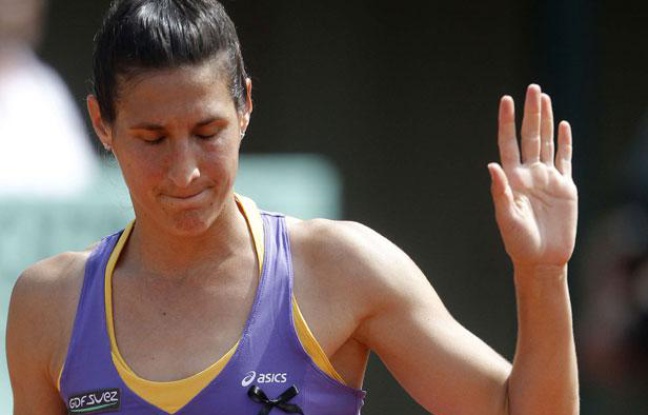 La joueuse de tennis française, Virginie Razzano, lors de sa défaite au premier tour de Roland-Garros, face à l'Australienne Jarmila Gojdosova, le 24 mai 2011. La joueuse de tennis française, Virginie Razzano, lors de sa défaite au premier tour de Roland-Garros, face à l'Australienne Jarmila Gojdosova, le 24 mai 2011.