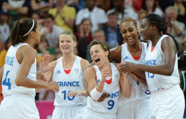 Les joueuses de l'équipe de France de basket après leur victoire contre l'Australie, le 30 juillet 2012 à Londres. Les joueuses de l'équipe de France de basket après leur victoire contre l'Australie, le 30 juillet 2012 à Londres.