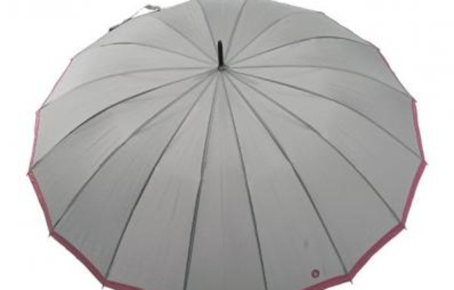 143251. Le parapluie D'Amazoni, en forme de fleur. 66€. Sur Internet. www.rueduparapluie.fr. Tél. : 03 61 05 74 51. 2. Le parapluie beige Bisetti, 25€. 16 baleines et une forme d'ombrelle, en plus résistant. www.parapluie.com. Tél. : 03 66 72 19 43. 3. Le carré Cosmos, 79€. Piganiol SAS, 9, rue Ampère 15000 Aurillac. www.piganiol.fr. Tél : 04 71 63 42 60. 4. Le parapluie anti-UV en forme de cœur, 33€. Une des fantaisies de Larkanciel. www.larkanciel-parapluies.com. Tél. : 06 38 39 79 50. 5. PVC fleurs découpées d'Isotoner, 20€. Un modèle transparent des plus enveloppants. Grand magasins. www.isotoner.fr. 143251. Le parapluie D'Amazoni, en forme de fleur. 66€. Sur Internet. www.rueduparapluie.fr. Tél. : 03 61 05 74 51. 2. Le parapluie beige Bisetti, 25€. 16 baleines et une forme d'ombrelle, en plus résistant. www.parapluie.com. Tél. : 03 66 72 19 43. 3. Le carré Cosmos, 79€. Piganiol SAS, 9, rue Ampère 15000 Aurillac. www.piganiol.fr. Tél : 04 71 63 42 60. 4. Le parapluie anti-UV en forme de cœur, 33€. Une des fantaisies de Larkanciel. www.larkanciel-parapluies.com. Tél. : 06 38 39 79 50. 5. PVC fleurs découpées d'Isotoner, 20€. Un modèle transparent des plus enveloppants. Grand magasins. www.isotoner.fr.