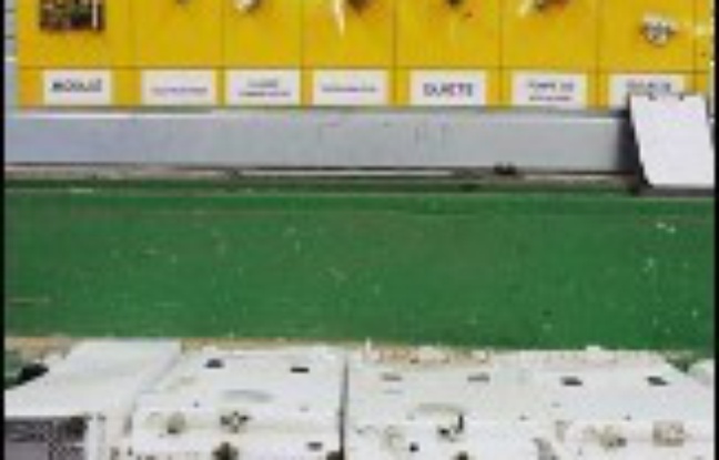 Réfrigérateurs, ordinateurs, téléphones portables devraient voir leur prix légèrement augmenter à partir du 15 novembre, avec la mise en place de la filière de recyclage des déchets d'équipements, électriques et électroniques (DEEE). Réfrigérateurs, ordinateurs, téléphones portables devraient voir leur prix légèrement augmenter à partir du 15 novembre, avec la mise en place de la filière de recyclage des déchets d'équipements, électriques et électroniques (DEEE).