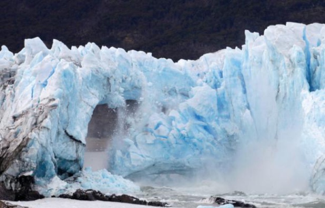 L'arche de glace, formée à une extrémité du glacier argentin du Perito Moreno, s'effondre le 10 mars 2016 L'arche de glace, formée à une extrémité du glacier argentin du Perito Moreno, s'effondre le 10 mars 2016