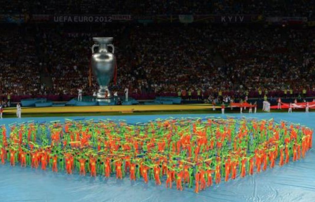 La finale de l'Euro-2012 entre l'Espagne et l'Italie a été précédée dimanche par une cérémonie colorée qui s'est déroulée alors que le stade olympique de Kiev se remplissait petit à petit de supporteurs italiens, un peu, et espagnols, beaucoup. La finale de l'Euro-2012 entre l'Espagne et l'Italie a été précédée dimanche par une cérémonie colorée qui s'est déroulée alors que le stade olympique de Kiev se remplissait petit à petit de supporteurs italiens, un peu, et espagnols, beaucoup.