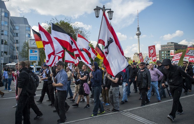 Des partisants du NPD le 26 avril 2014 à Berlin. Des partisants du NPD le 26 avril 2014 à Berlin.