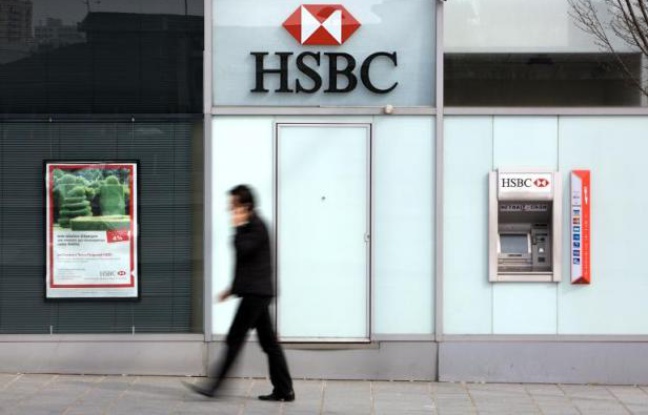 Une personne passe devant une agence HSBC à Paris, le 24 mars 2010. Une personne passe devant une agence HSBC à Paris, le 24 mars 2010.