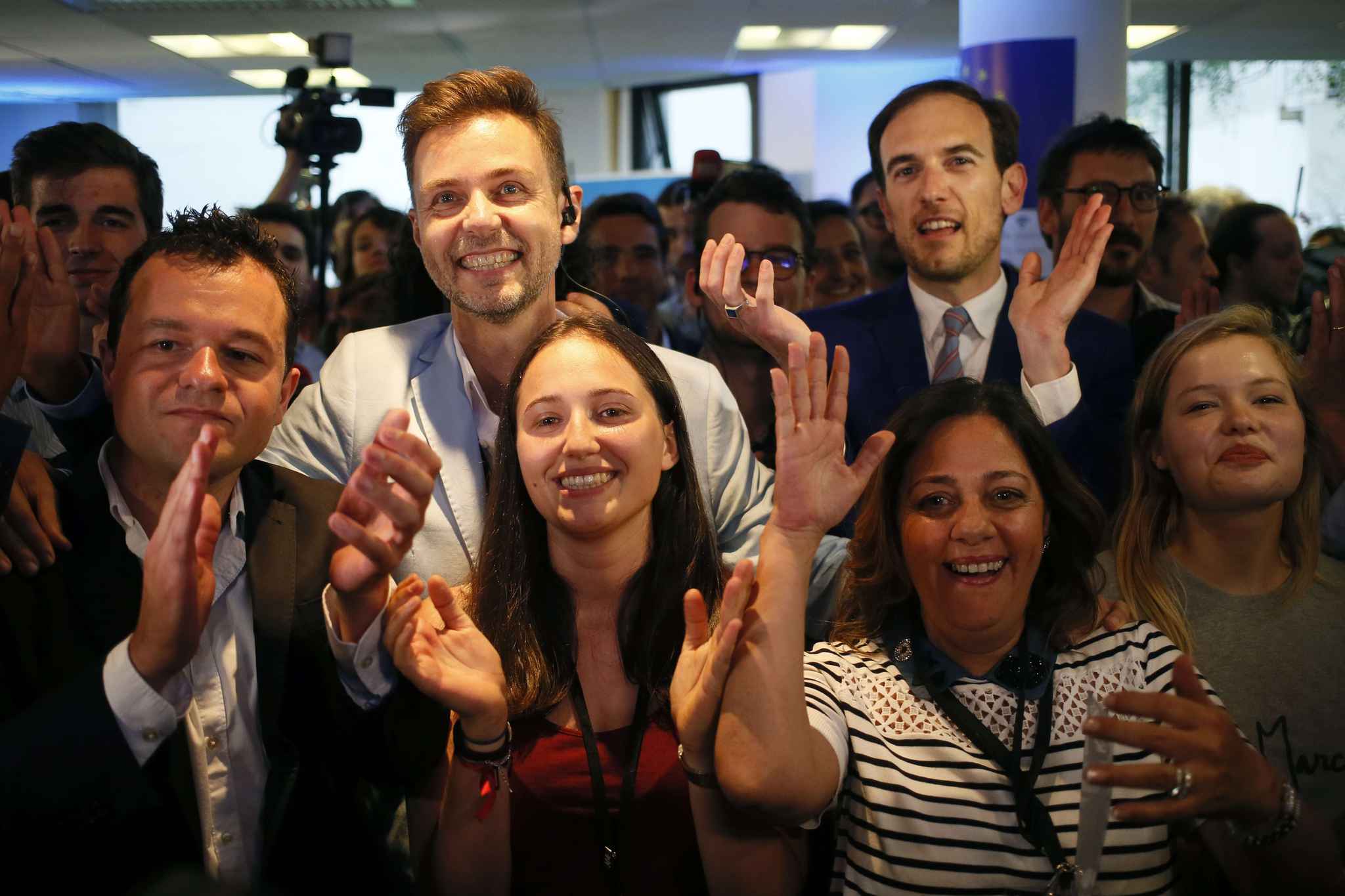 Les militants parisiens de La République en marche ravis des résultats du second tour des législatives le 18 juin 2017