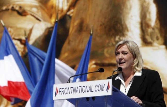 La présidente du FN, Marine Le Pen, exclut "tout accord entre partis" avec l'UMP mais se déclare "pas fermée" à une "entente" et à des "discussions", "au cas par cas", avec des candidats UMP aux prochaines législatives, dans un entretien à paraître jeudi dans Valeurs actuelles. La présidente du FN, Marine Le Pen, exclut "tout accord entre partis" avec l'UMP mais se déclare "pas fermée" à une "entente" et à des "discussions", "au cas par cas", avec des candidats UMP aux prochaines législatives, dans un entretien à paraître jeudi dans Valeurs actuelles.