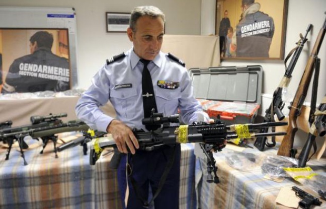 Vingt-sept armes dont 14 de guerre et 150 kg de munitions ont été saisies jeudi à Marseille par les gendarmes dans une cache dissimulée dans la "villa cossue" d'un collectionneur, déjà condamné en février pour des faits similaires, ont indiqué vendredi le procureur et les gendarmes. Vingt-sept armes dont 14 de guerre et 150 kg de munitions ont été saisies jeudi à Marseille par les gendarmes dans une cache dissimulée dans la "villa cossue" d'un collectionneur, déjà condamné en février pour des faits similaires, ont indiqué vendredi le procureur et les gendarmes.