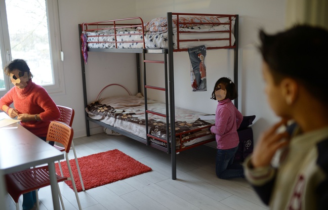 Des enfants d'une famille irakienne réfugiée dans leur logement à Bessancourt (Val-d'Oise), le 2 janvier 2016. Des enfants d'une famille irakienne réfugiée dans leur logement à Bessancourt (Val-d'Oise), le 2 janvier 2016.