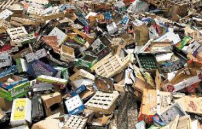 Les cagettes, cartons et plastiques s'entassent depuis une semaine. Les cagettes, cartons et plastiques s'entassent depuis une semaine.