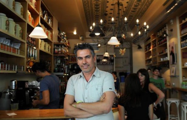 "Nous ouvrons encore un café, je suis débordé", lâche Yannis Zois, un Grec de 46 ans, en descendant de son vélo devant son bistrot bondé dans une rue commerçante au centre de Sofia. "Nous ouvrons encore un café, je suis débordé", lâche Yannis Zois, un Grec de 46 ans, en descendant de son vélo devant son bistrot bondé dans une rue commerçante au centre de Sofia.
