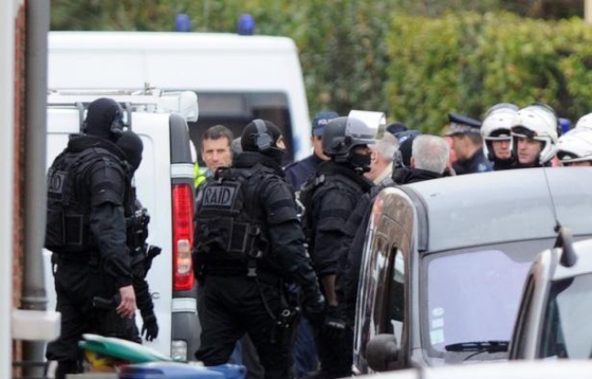 Le ministre de l'Intérieur Manuel Valls a demandé une étude "sur ce qui a dysfonctionné" dans l'affaire Mohamed Merah, auteur de sept assassinats avant d'être tué le 22 mars à Toulouse par le Raid. Le ministre de l'Intérieur Manuel Valls a demandé une étude "sur ce qui a dysfonctionné" dans l'affaire Mohamed Merah, auteur de sept assassinats avant d'être tué le 22 mars à Toulouse par le Raid.