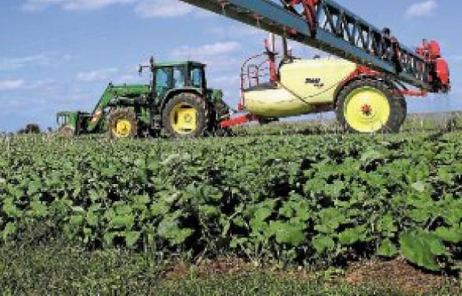 Les agriculteurs s'engagent à limiter les épandages de produits chimiques. Les agriculteurs s'engagent à limiter les épandages de produits chimiques.