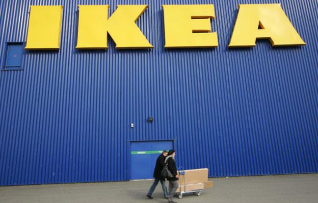 Des clients du magasin Ikea de Bordeaux, en France, le 13 février 2010. Des clients du magasin Ikea de Bordeaux, en France, le 13 février 2010.