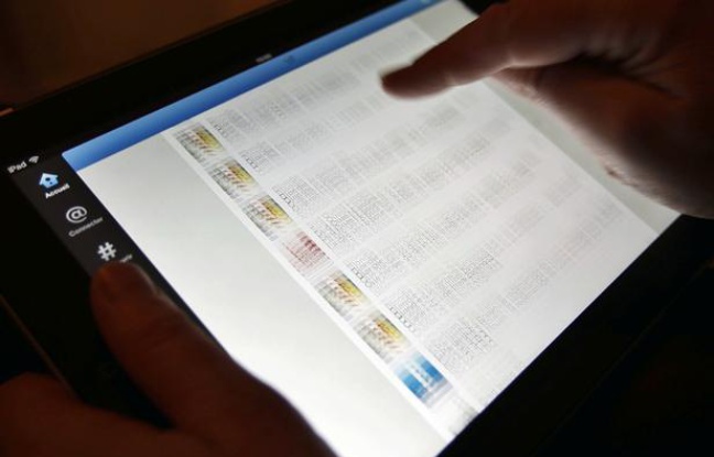 Une utilisatrice de Twitter consulte sa timeline sur une tablette. Une utilisatrice de Twitter consulte sa timeline sur une tablette.