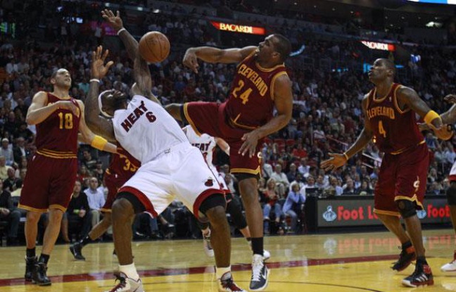 Lebron James face à Cleveland, le 31 janvier 2011 Lebron James face à Cleveland, le 31 janvier 2011