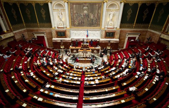 Les députés ont adopté mardi, à la veille d'un sommet européen crucial, les recettes du budget 2012, le dernier du quinquennat de Nicolas Sarkozy, présenté comme "responsable" par la majorité et jugé "déjà caduc" par la gauche au regard de la probable révision à la baisse de la croissance. Les députés ont adopté mardi, à la veille d'un sommet européen crucial, les recettes du budget 2012, le dernier du quinquennat de Nicolas Sarkozy, présenté comme "responsable" par la majorité et jugé "déjà caduc" par la gauche au regard de la probable révision à la baisse de la croissance.