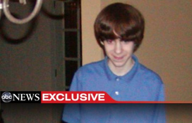 Il s'agit de la première photo du tueur de Newtown, Adam Lanza, publiée par ABC News. Le tueur avait 20 ans mais le cliché date de 2005 (il avait donc 13 ans ici). Il s'agit de la première photo du tueur de Newtown, Adam Lanza, publiée par ABC News. Le tueur avait 20 ans mais le cliché date de 2005 (il avait donc 13 ans ici).