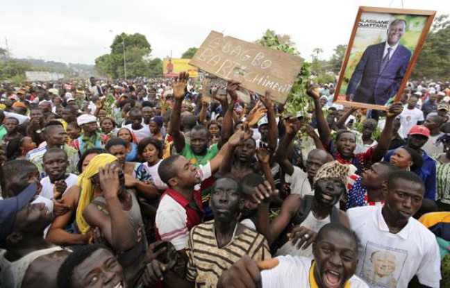 Des supporteurs d'Alassane Ouattara manifestent devant le quartier général de l'ONU à Bouake, le 5 décembre 2010.
Des supporteurs d'Alassane Ouattara manifestent devant le quartier général de l'ONU à Bouake, le 5 décembre 2010.