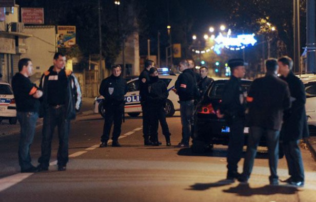 Des policiers enquêtent après une fusillade à Marseille, le 2 décembre 2011. Des policiers enquêtent après une fusillade à Marseille, le 2 décembre 2011.