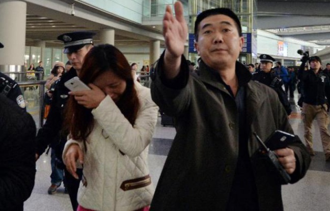 Une femme dont le proche est porté disparu dans le Boeing 777-200 de Malaysia Airlines pleure à l'aéroport de Pékin le 8 mars 2014 Une femme dont le proche est porté disparu dans le Boeing 777-200 de Malaysia Airlines pleure à l'aéroport de Pékin le 8 mars 2014