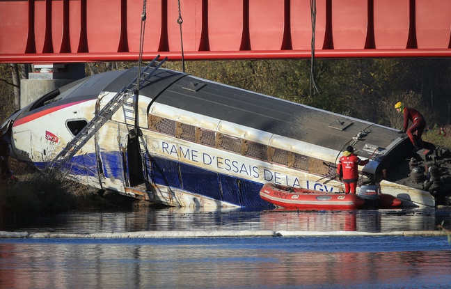 Strasbourg le 15 novembre 2015. Levage de la motrice du TGV Est accidenté. sous le regard des badauds. Strasbourg le 15 novembre 2015. Levage de la motrice du TGV Est accidenté. sous le regard des badauds.