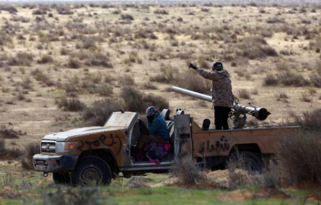 Heurts en Libye entre des combattants de Fajr Libya, une coalition de milices islamistes, et les forces armées libyennes, le 30 décembre 2014, près de la base militaire de Wetia, proche de Tripoli Heurts en Libye entre des combattants de Fajr Libya, une coalition de milices islamistes, et les forces armées libyennes, le 30 décembre 2014, près de la base militaire de Wetia, proche de Tripoli