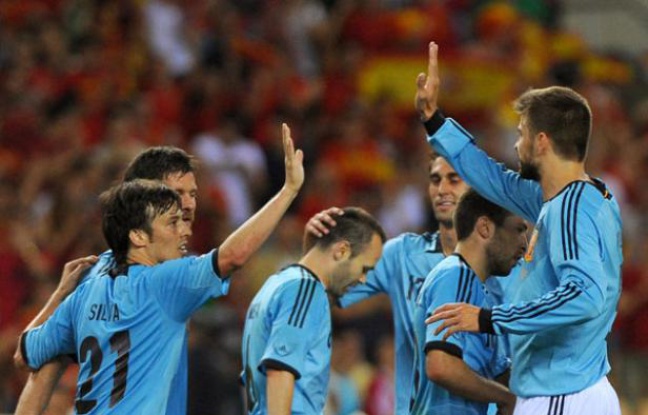 L'équipe d'Espagne célèbre un but marqué contre l'équipe chinoise lors d'un match de préparartion à l'Euro le 3 juin 2012. L'équipe d'Espagne célèbre un but marqué contre l'équipe chinoise lors d'un match de préparartion à l'Euro le 3 juin 2012.