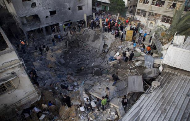 L'armée israélienne a bombardé une maison dans le centre de Gaza, visant un chef militaire du Hamas et tuant plusieurs civils, le 18 novembre 2012.
L'armée israélienne a bombardé une maison dans le centre de Gaza, visant un chef militaire du Hamas et tuant plusieurs civils, le 18 novembre 2012.