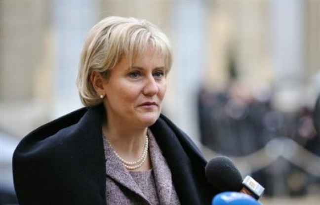 Une majorité d'associations familiales reçues par Nadine Morano avant la réunion des partenaires sociaux à l'Elysée, s'est prononcée pour une aide aux familles touchées par la crise, a affirmé mardi la secrétaire d'Etat à la Famille dans un communiqué. Une majorité d'associations familiales reçues par Nadine Morano avant la réunion des partenaires sociaux à l'Elysée, s'est prononcée pour une aide aux familles touchées par la crise, a affirmé mardi la secrétaire d'Etat à la Famille dans un communiqué.