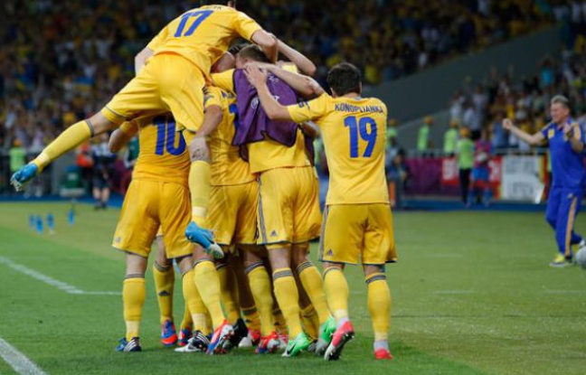 L'équipe d'Ukraine célèbre sa victoire sur la Suède lors son premier match de l'Euro 2012, le 11 juin 2012. L'équipe d'Ukraine célèbre sa victoire sur la Suède lors son premier match de l'Euro 2012, le 11 juin 2012.